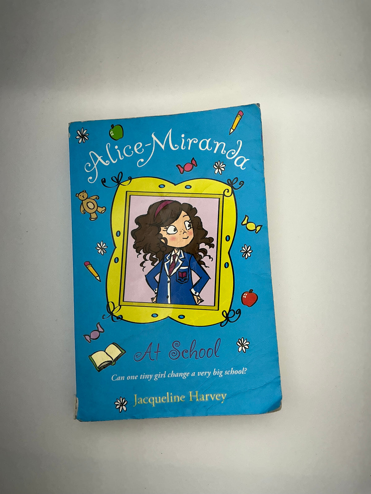 Alice-Miranda: Alice-Miranda at School: Alice-Miranda Series (book 1) (16pt Large Print Edition)