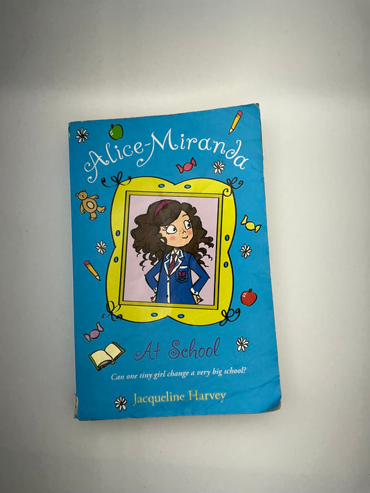 Alice-Miranda: Alice-Miranda at School: Alice-Miranda Series (book 1) (16pt Large Print Edition)